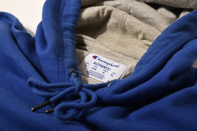 Hoodie azul detalle